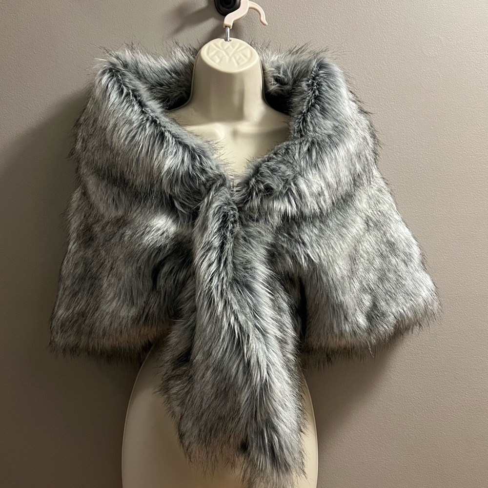 Women’s Faux Fur Shawl- sz L